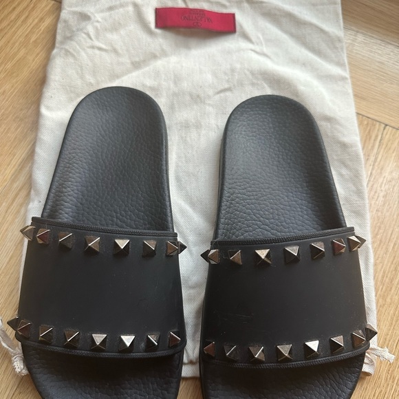 VALENTINO Rockstud Rubber Slider Sandal🖤 Size 37. Good condition! Barely worn - Picture 4 of 8